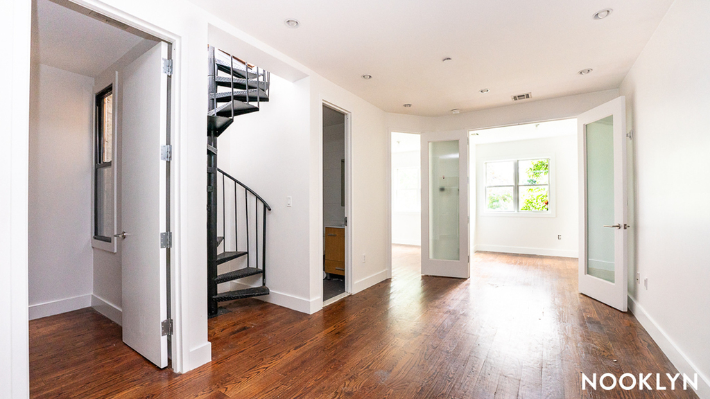 1072 Bergen St - Photo 2