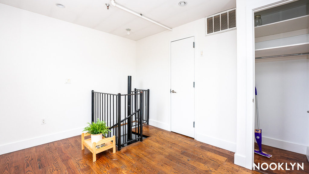 1072 Bergen St - Photo 13