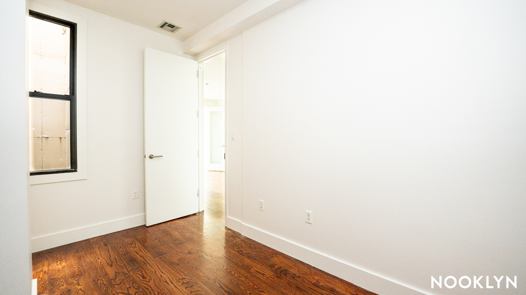 1072 Bergen St - Photo 5
