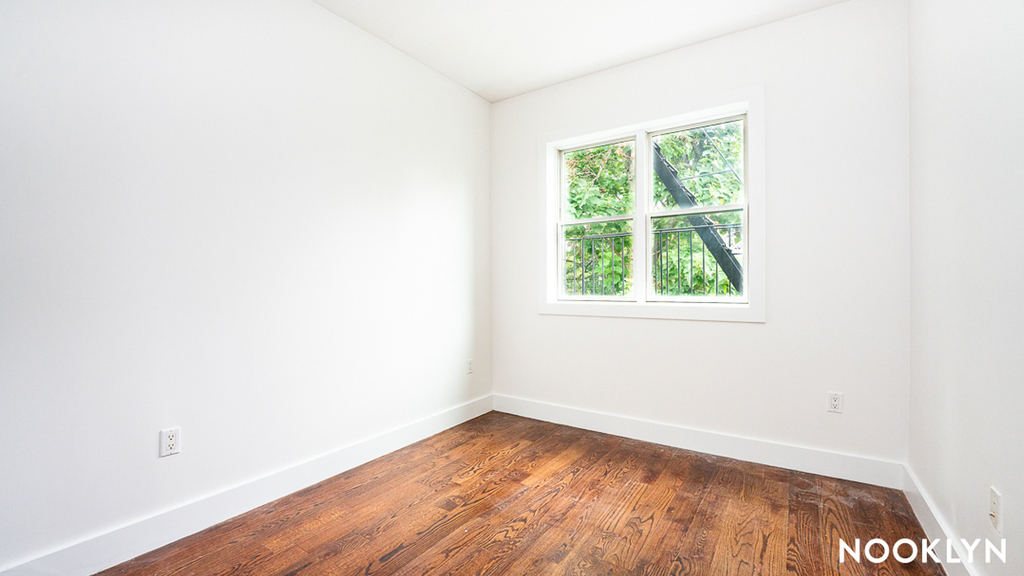 1072 Bergen St - Photo 10