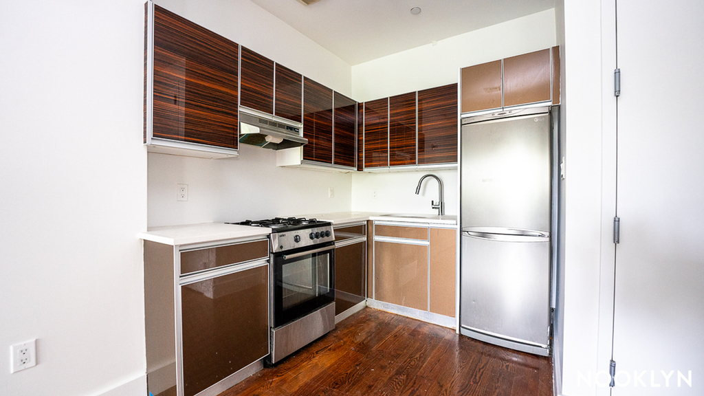 1072 Bergen St - Photo 3