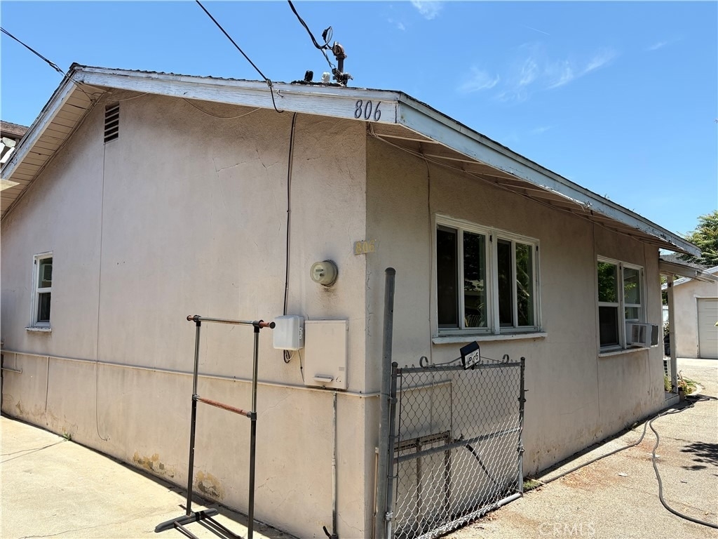 806 S Chapel - Photo 1