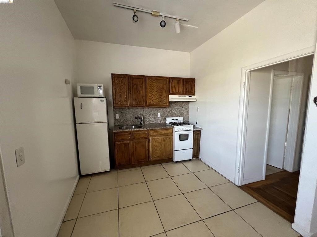 3244 Ellis St - Photo 2