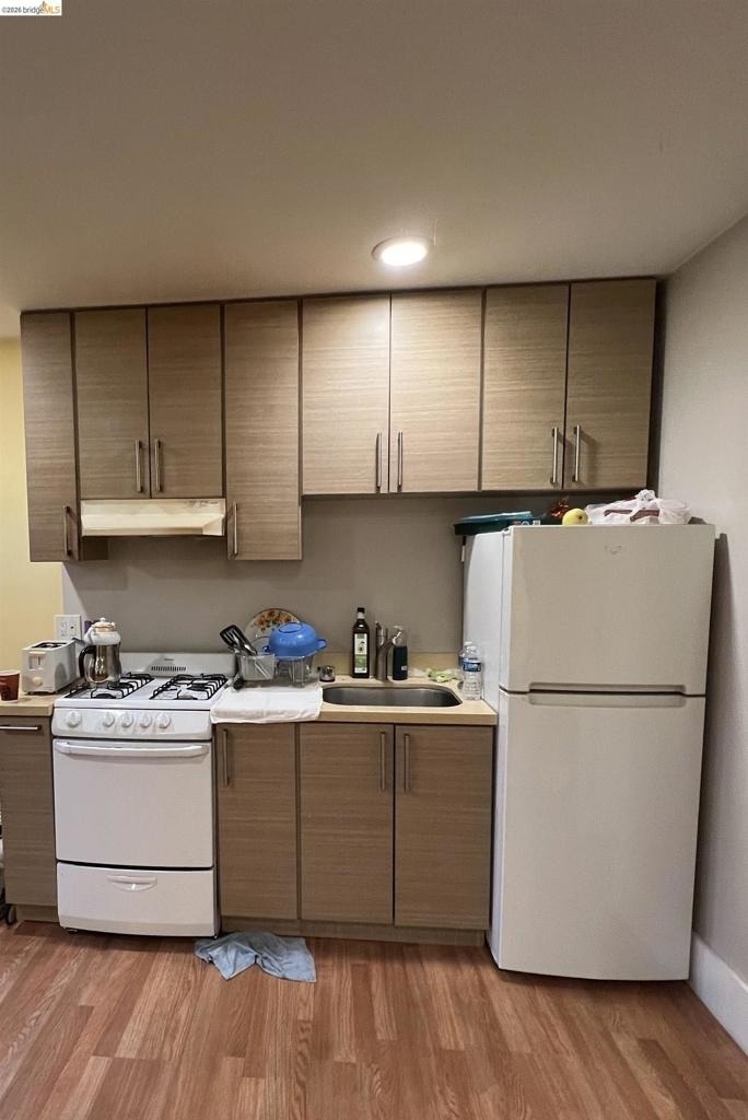 1423 Oxford St - Photo 2