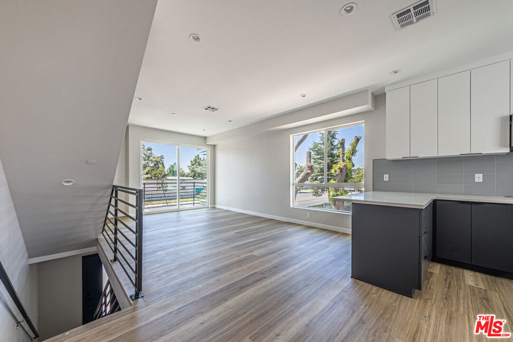 6702 Balboa Boulevard - Photo 5