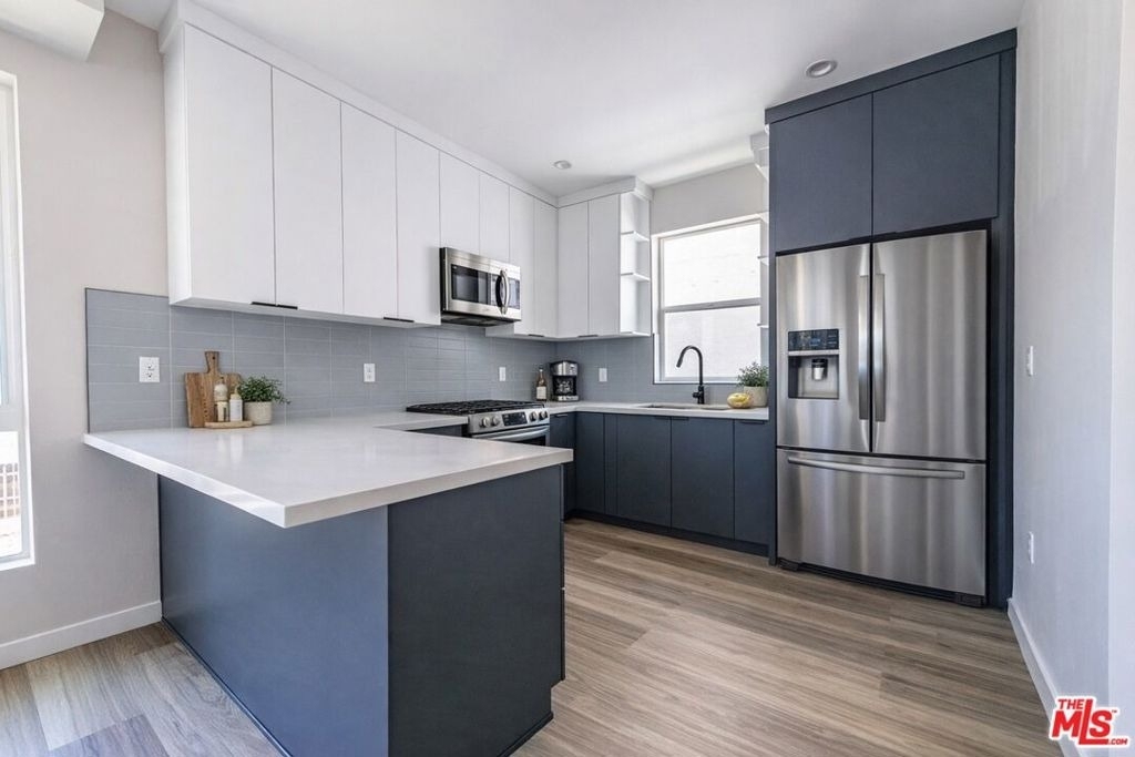 6702 Balboa Boulevard - Photo 2