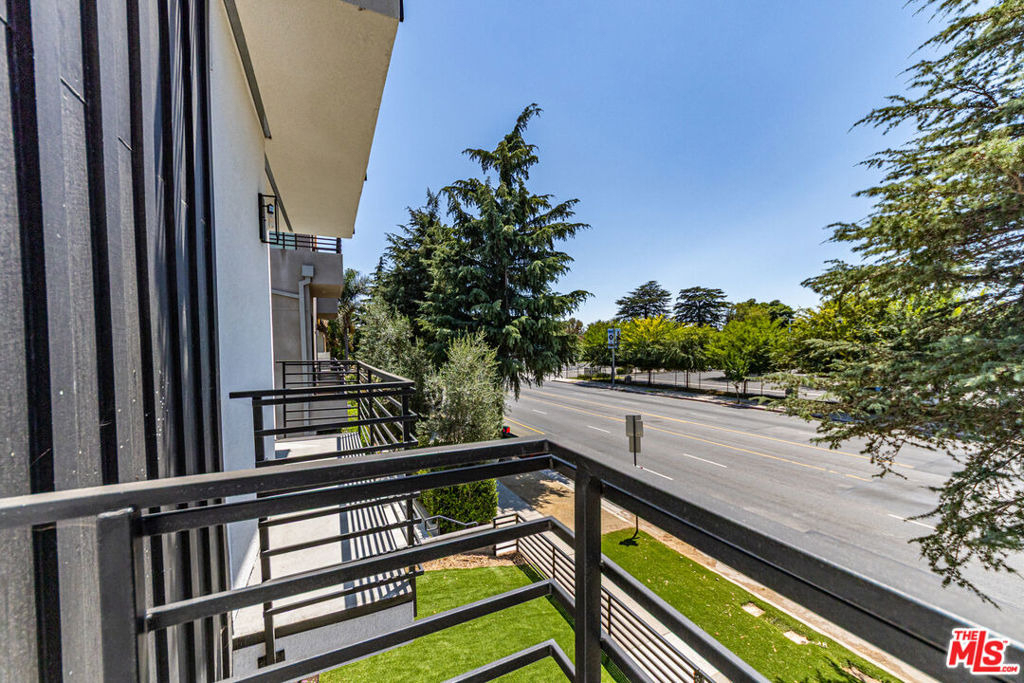 6702 Balboa Boulevard - Photo 21