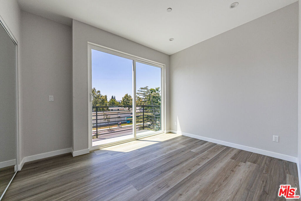 6702 Balboa Boulevard - Photo 9