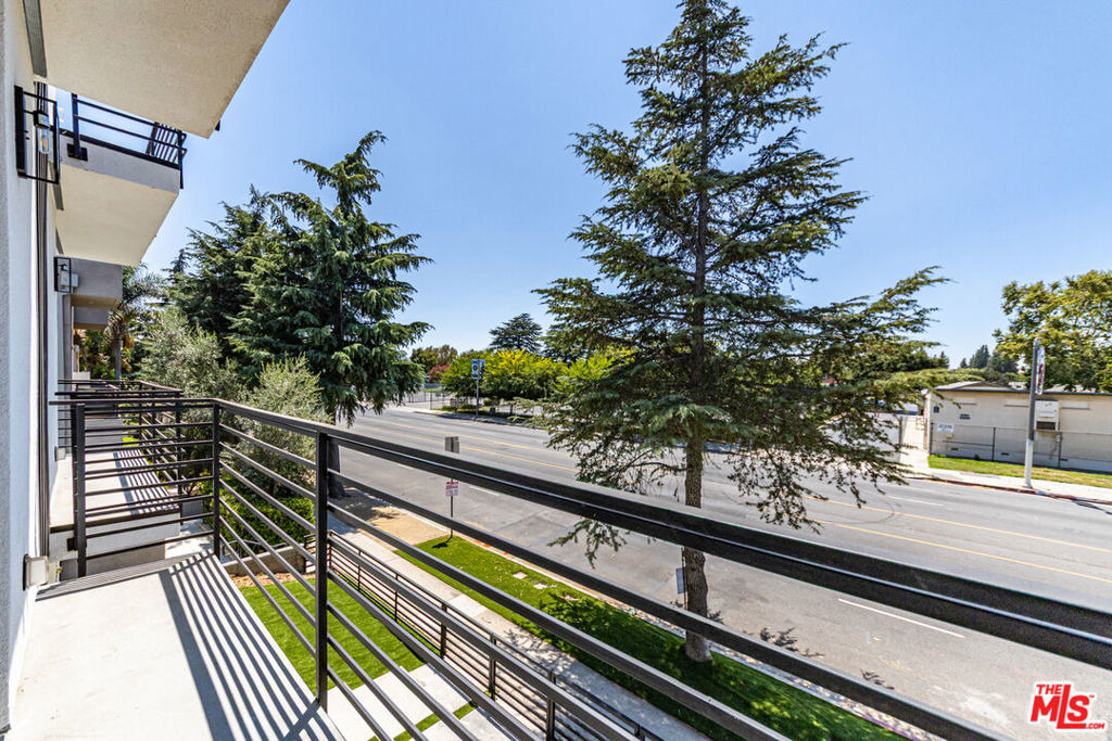 6702 Balboa Boulevard - Photo 20