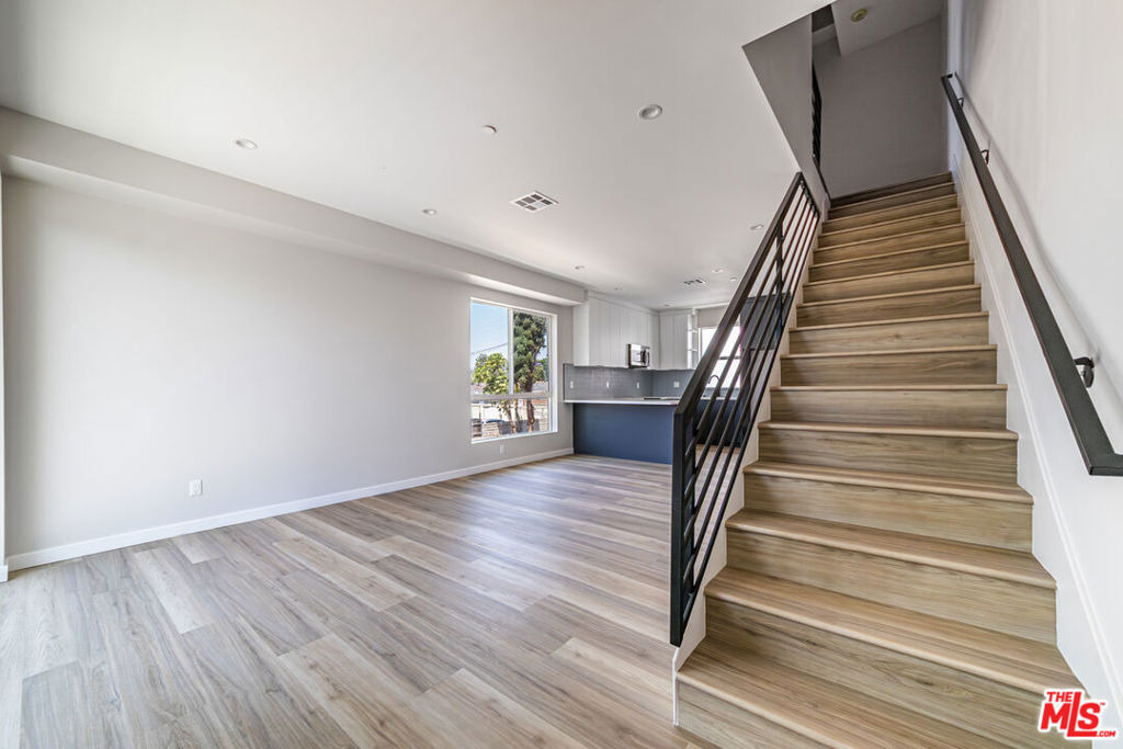 6702 Balboa Boulevard - Photo 6