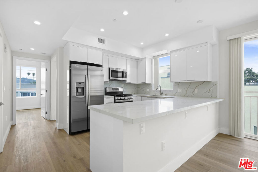 11042 La Maida Street - Photo 5