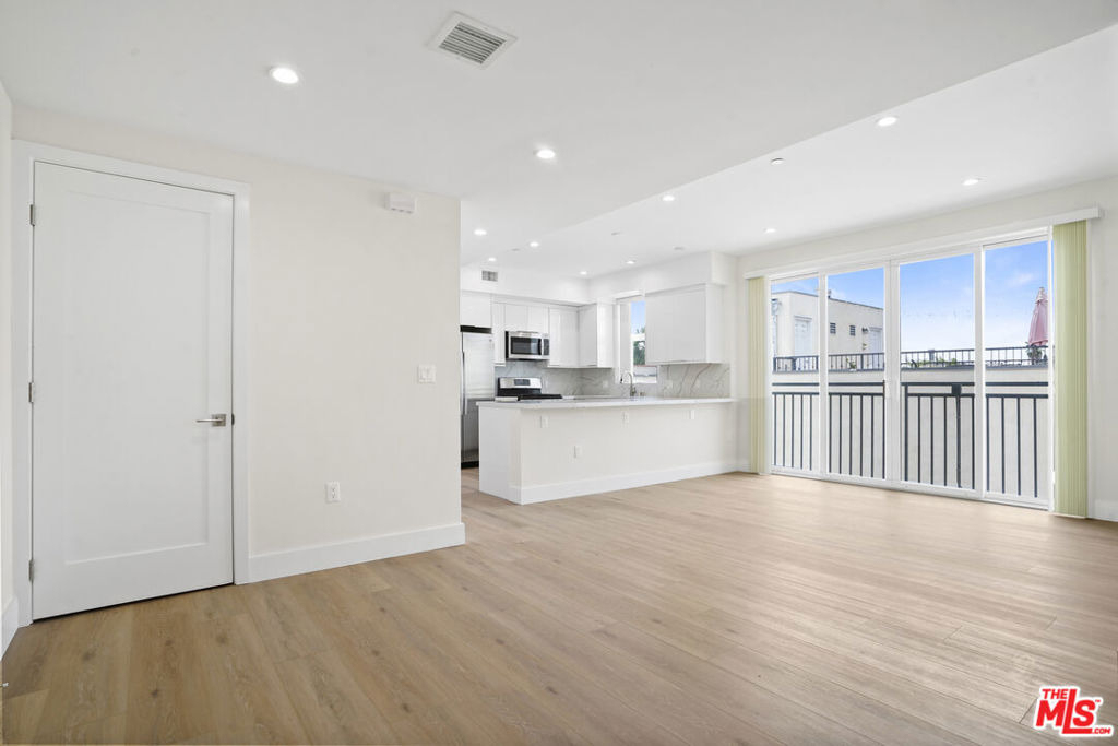 11042 La Maida Street - Photo 2