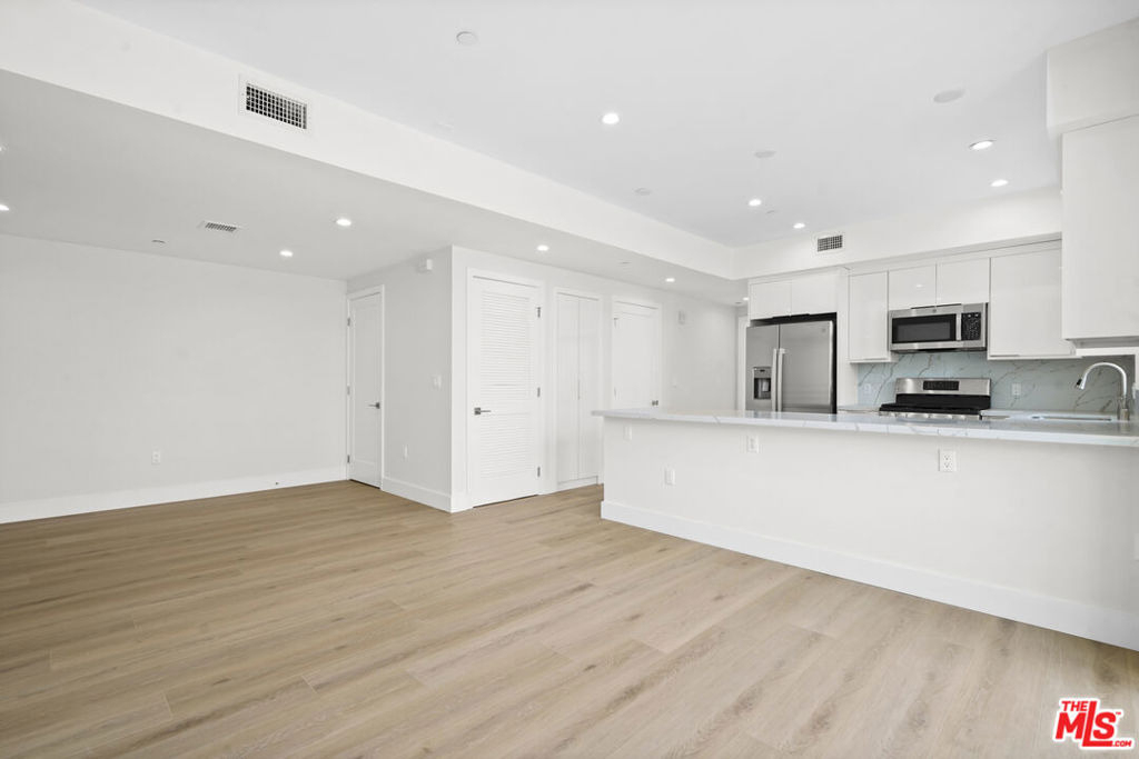 11042 La Maida Street - Photo 3