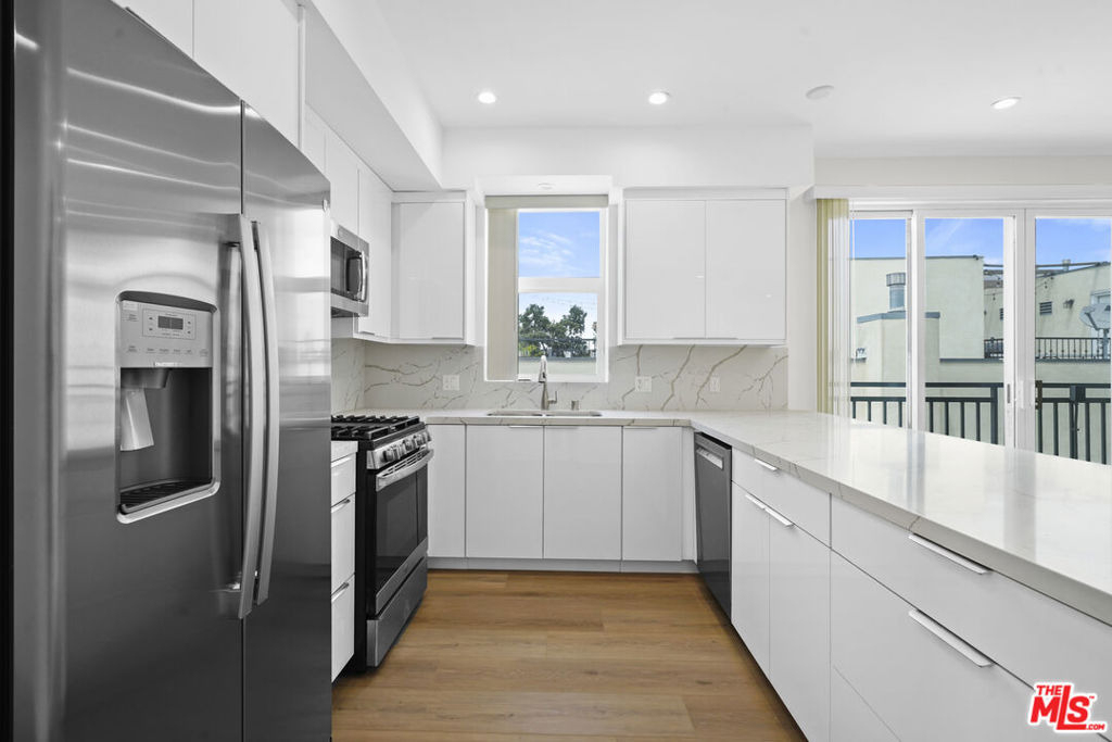 11042 La Maida Street - Photo 6