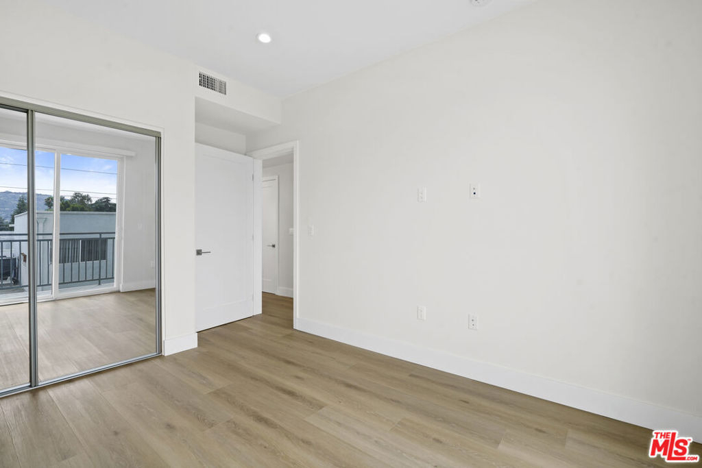 11042 La Maida Street - Photo 8