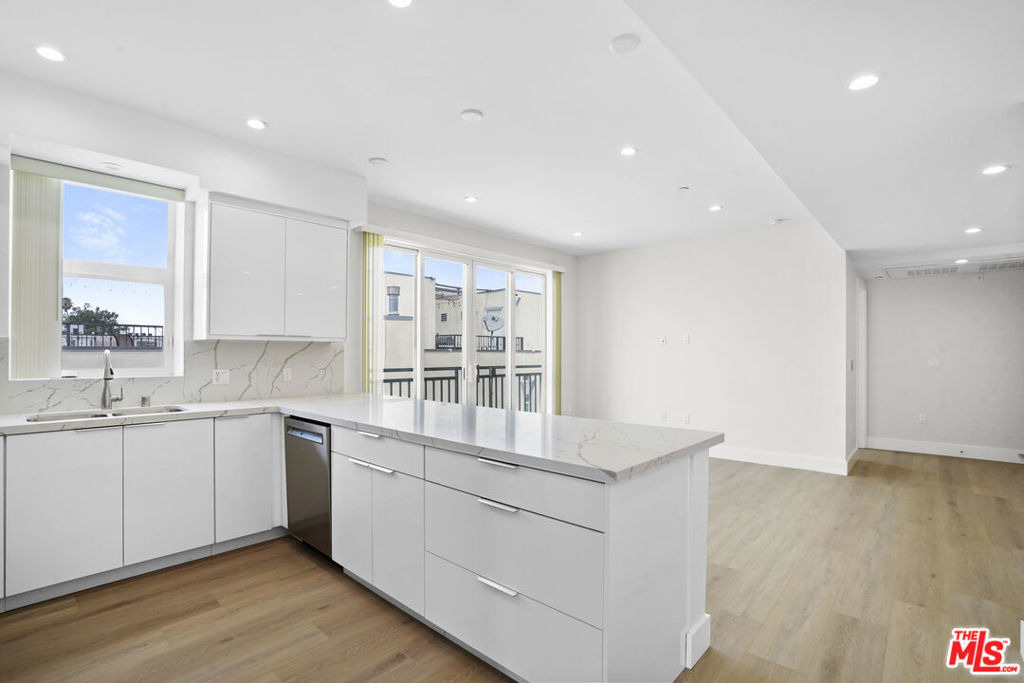 11042 La Maida Street - Photo 4