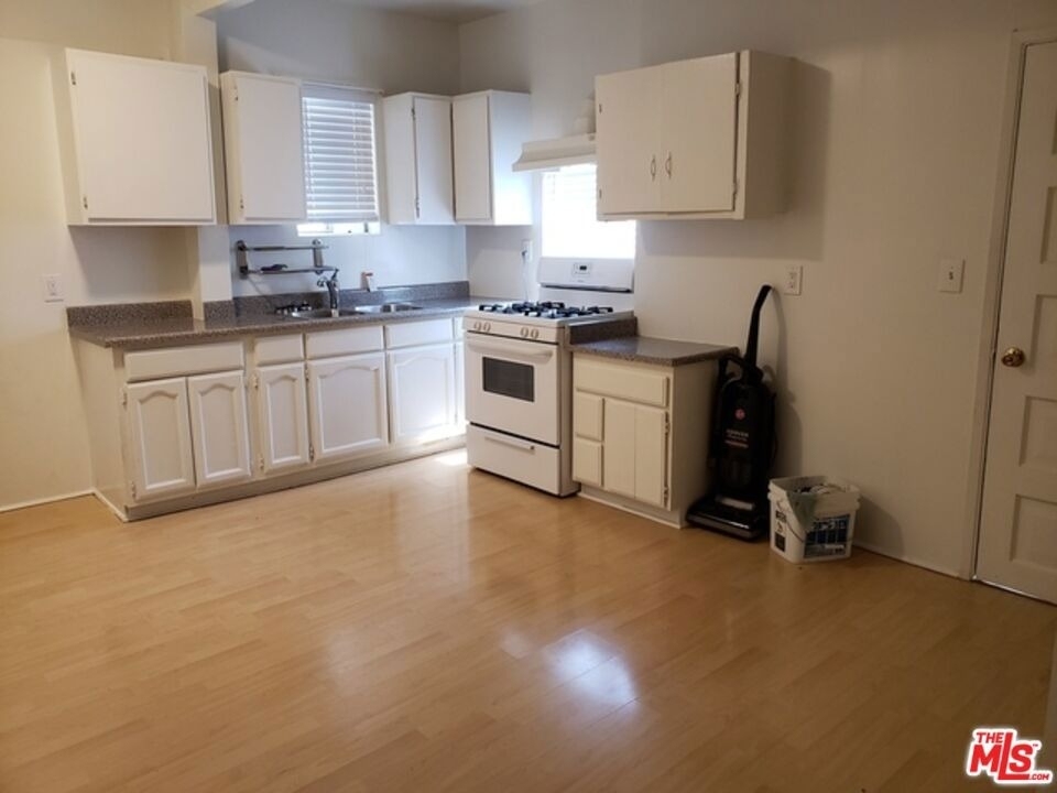 826 S Park View Street - Photo 2