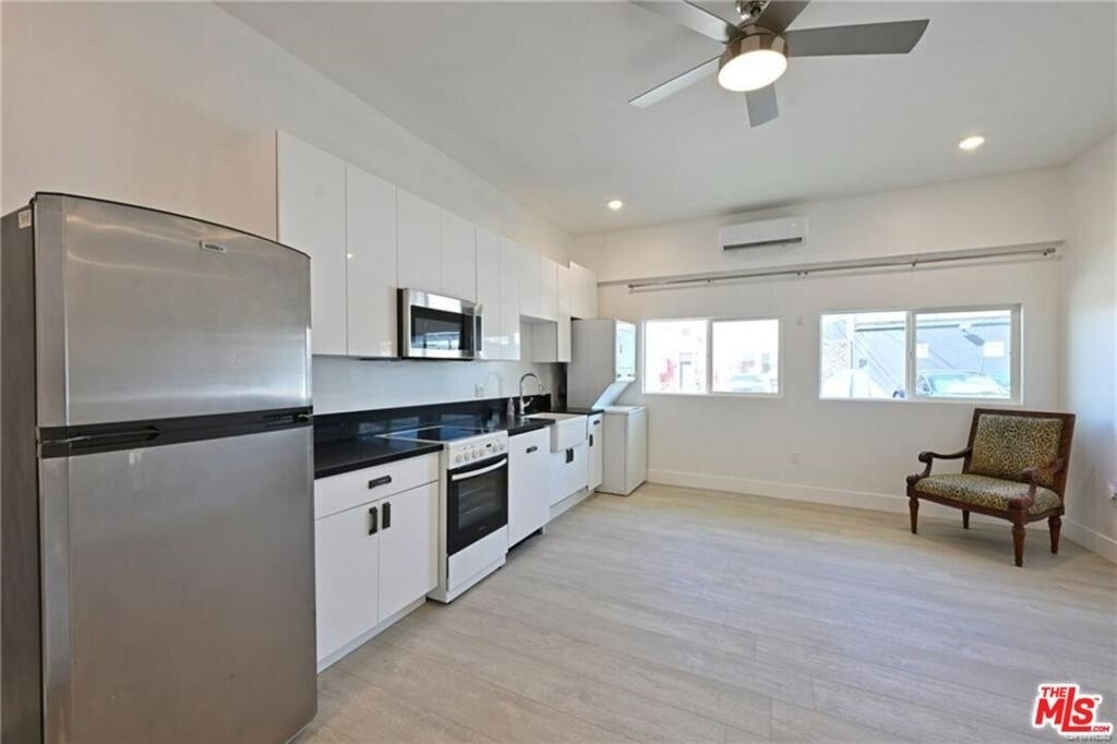 7929 Blackburn Avenue - Photo 2