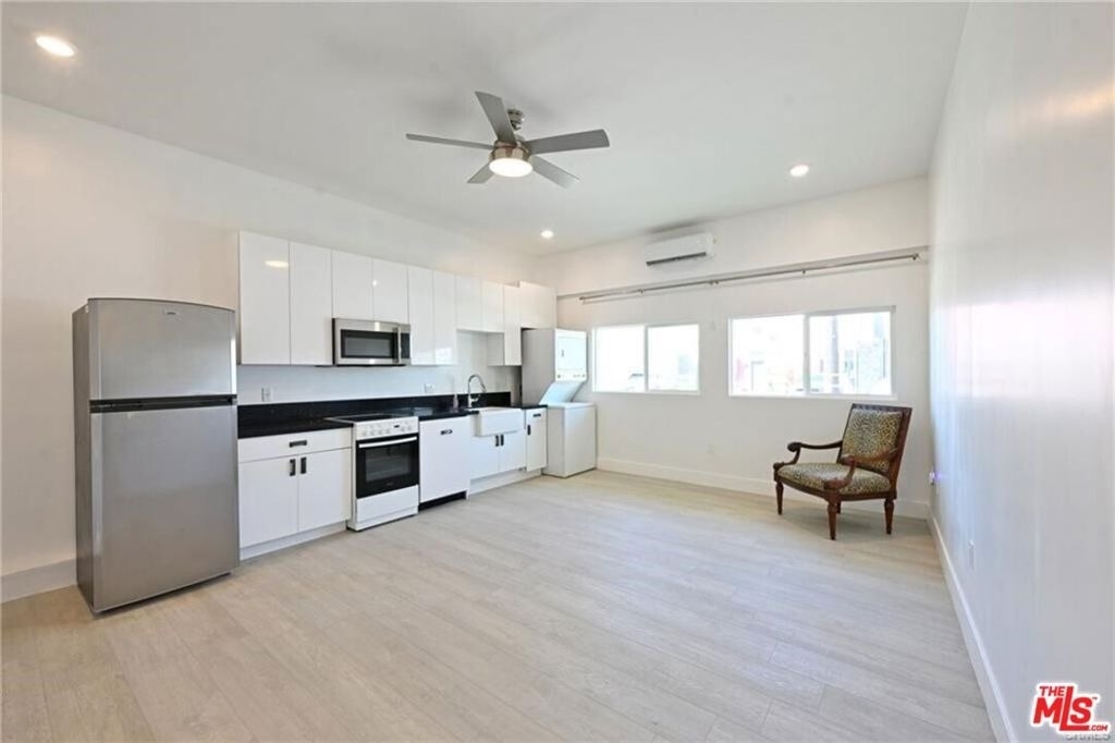 7929 Blackburn Avenue - Photo 4
