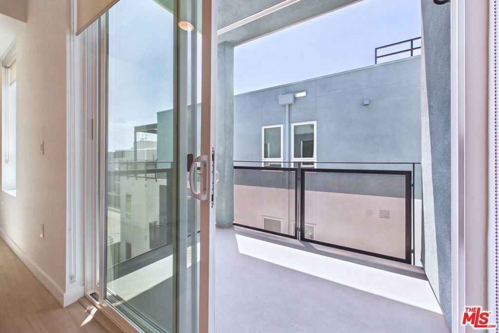 9900 Venice - Photo 8