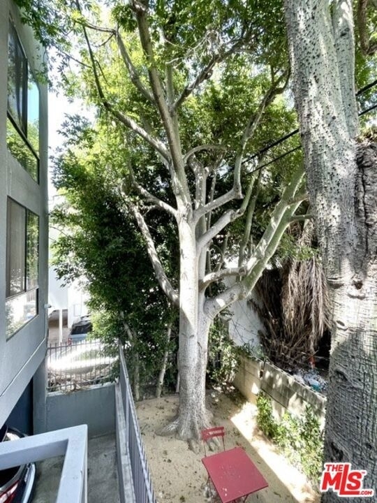 922 N Hudson Avenue - Photo 10