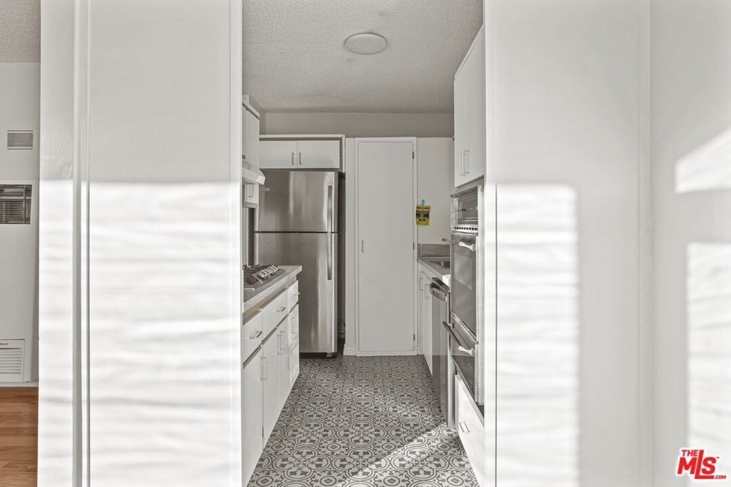 11131 Rose Avenue - Photo 2