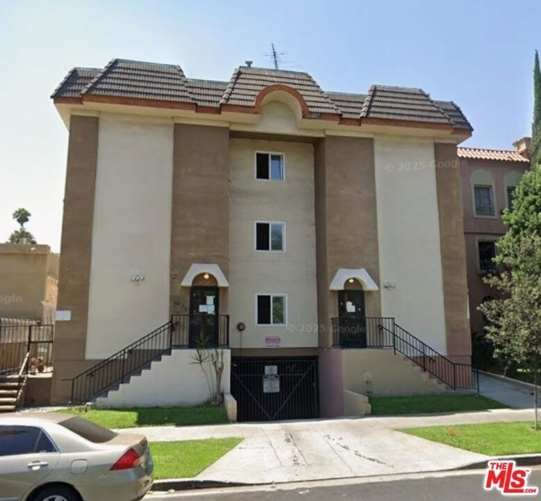 545 S Manhattan Place - Photo 0