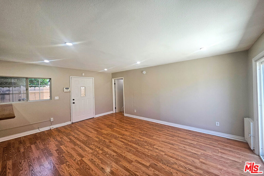 6946 1/2 Jellico Avenue - Photo 3