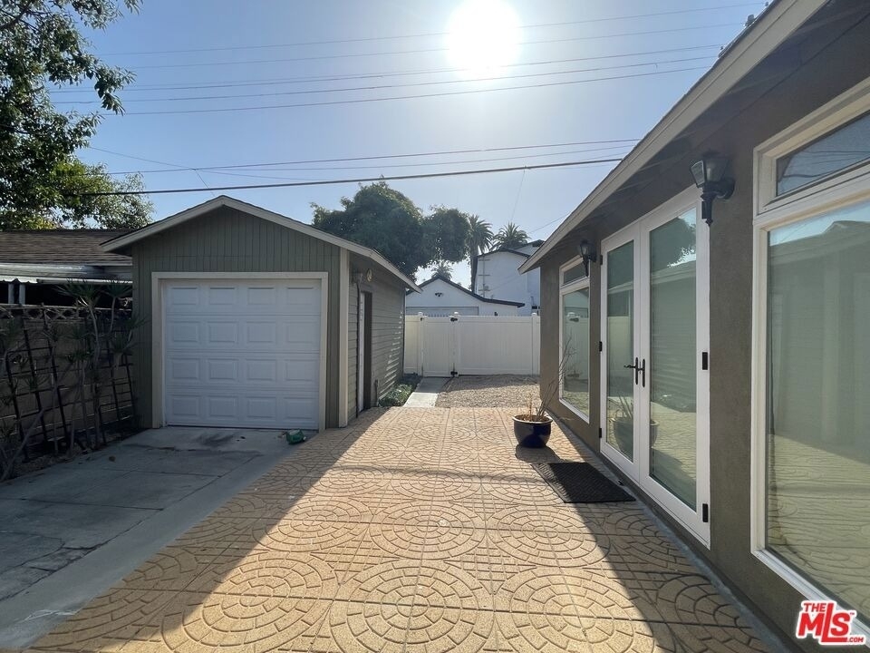 4613 S Van Ness Avenue - Photo 3