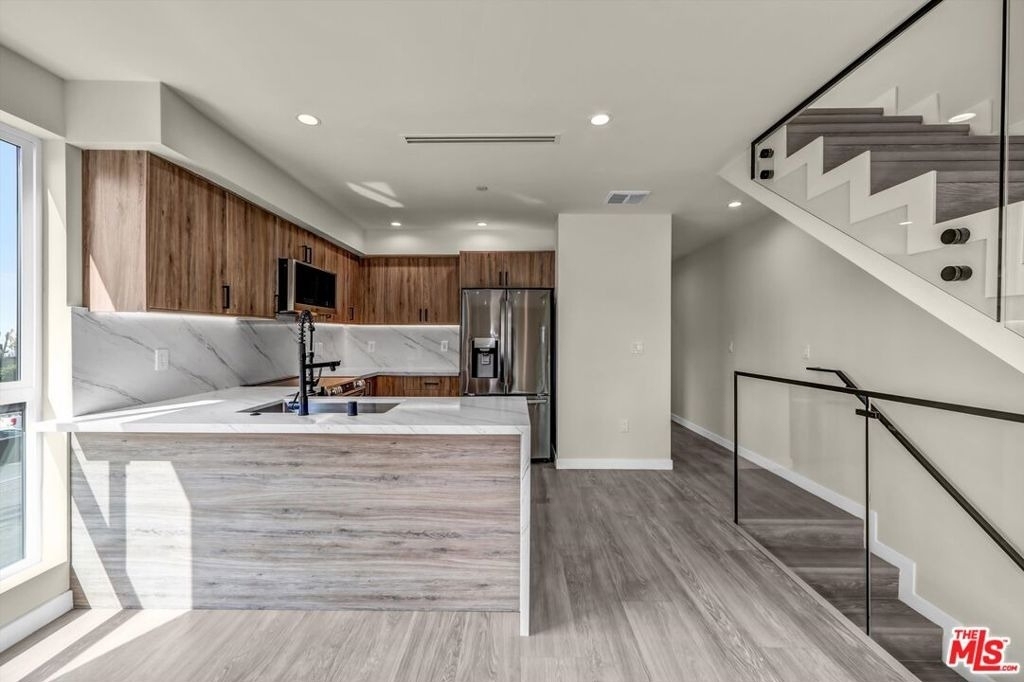 1305 N Sycamore Avenue - Photo 2