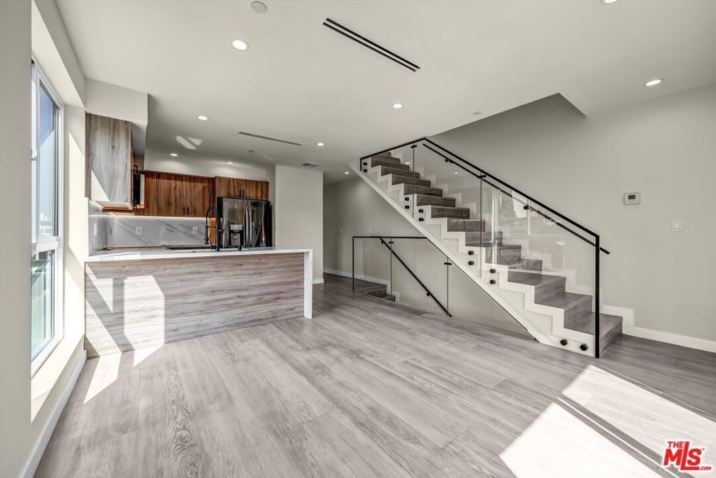 1305 N Sycamore Avenue - Photo 3
