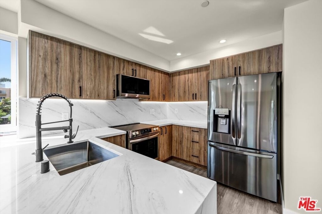 1305 N Sycamore Avenue - Photo 1