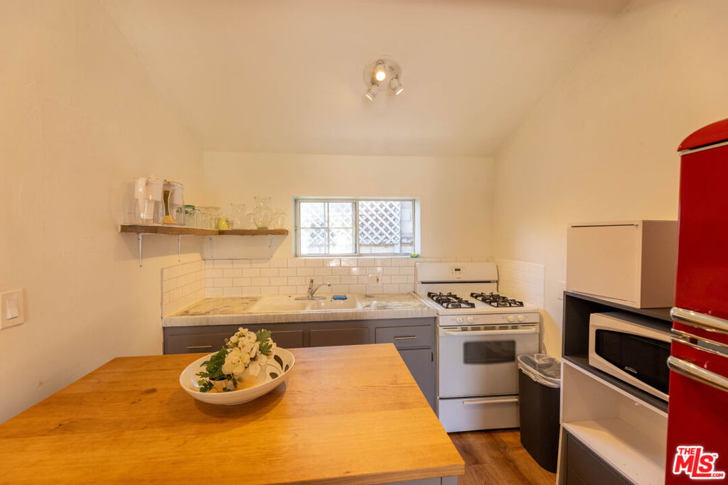 12835 Delano Street - Photo 5