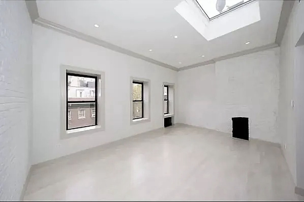 132 East 61st Street - Photo 1