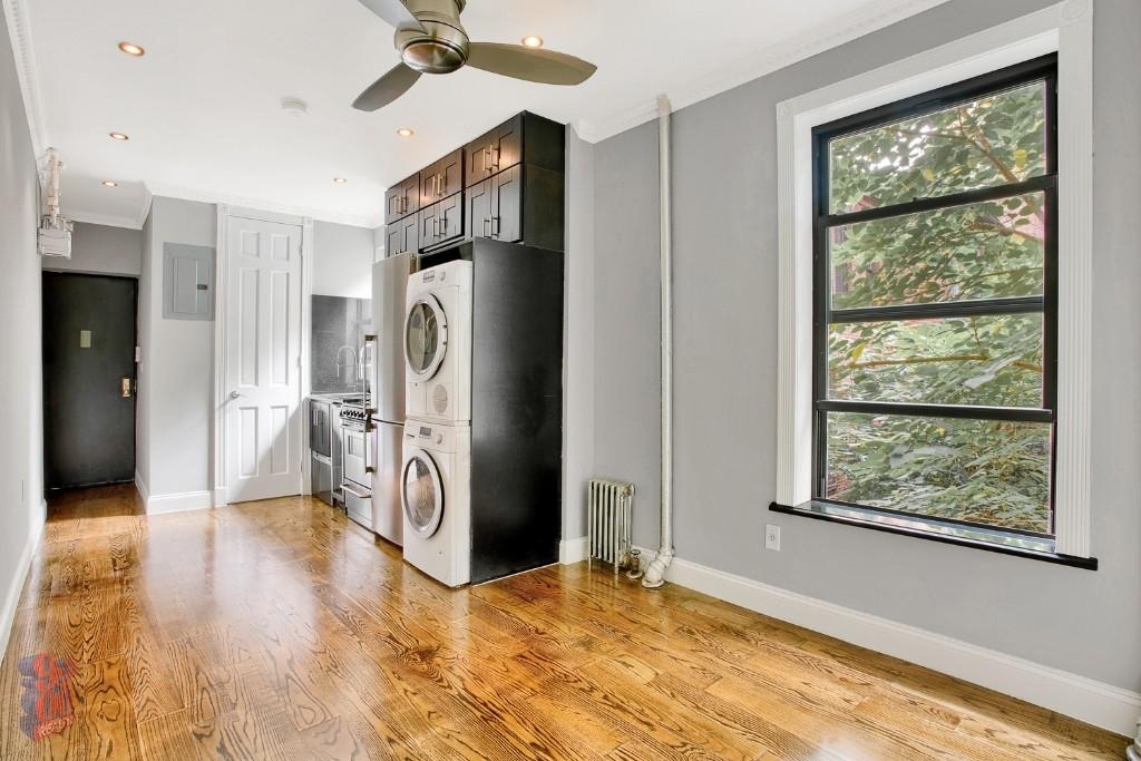 E 105th St., #9 - Photo 5