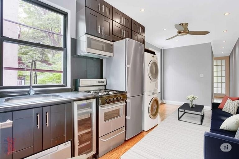 E 105th St., #9 - Photo 4