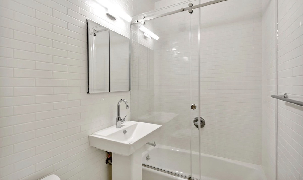226 East 25th Street - Photo 4