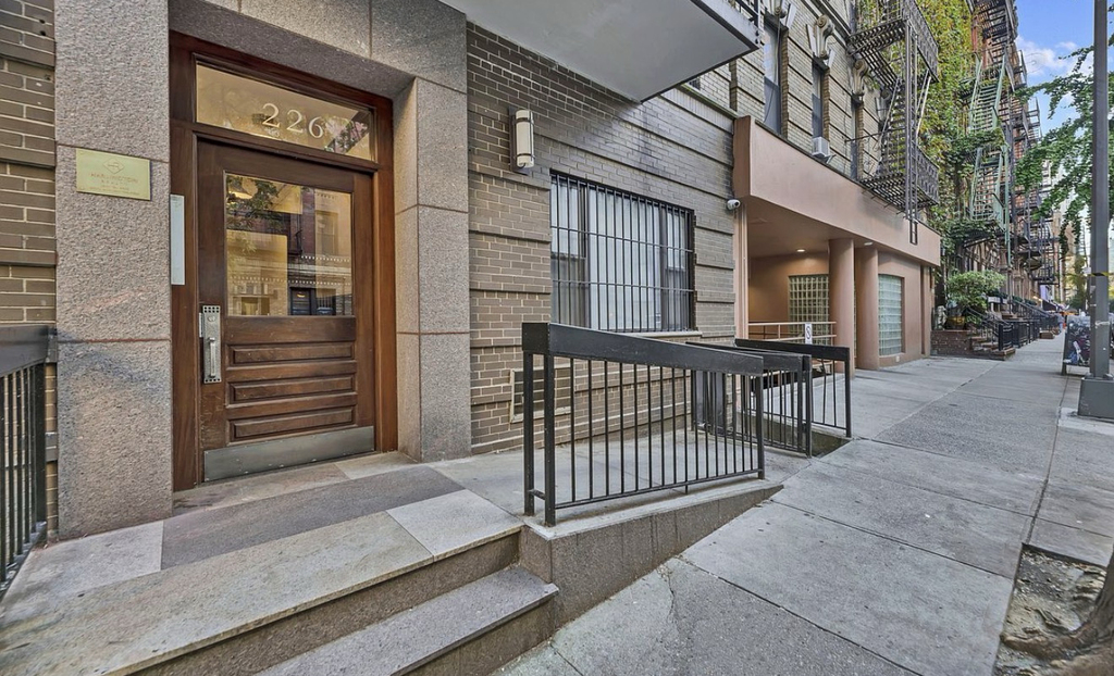 226 East 25th Street - Photo 10