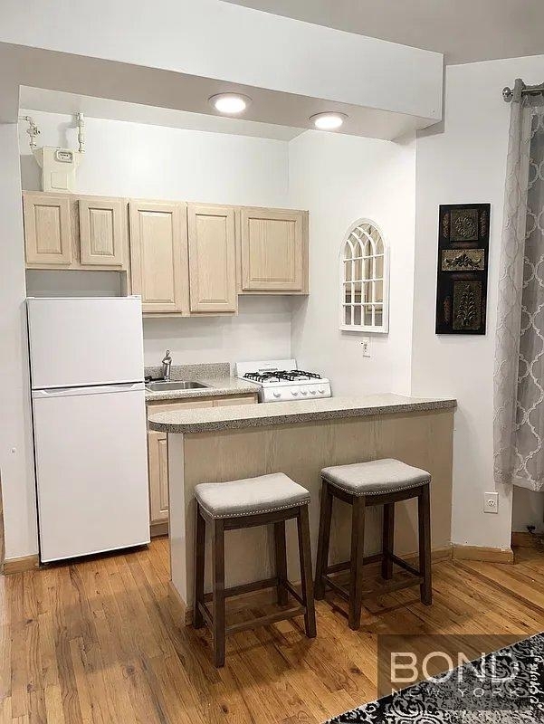 East 50th Street - Photo 1