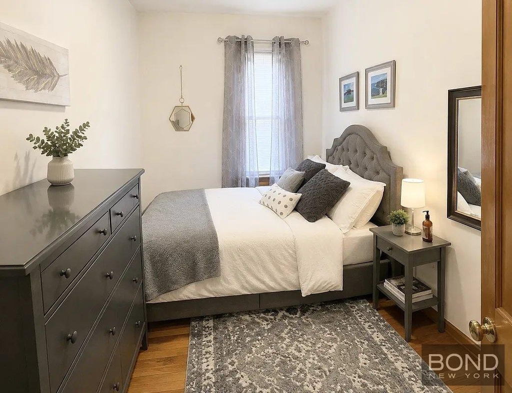 East 50th Street - Photo 5