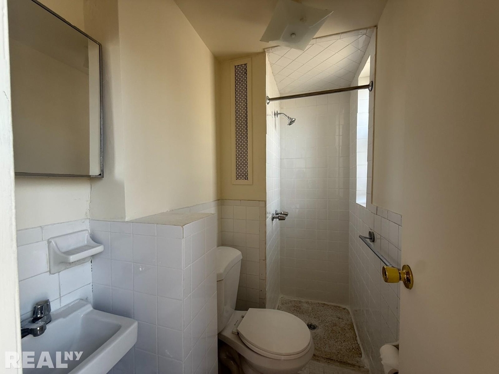 E 14th St - Photo 4