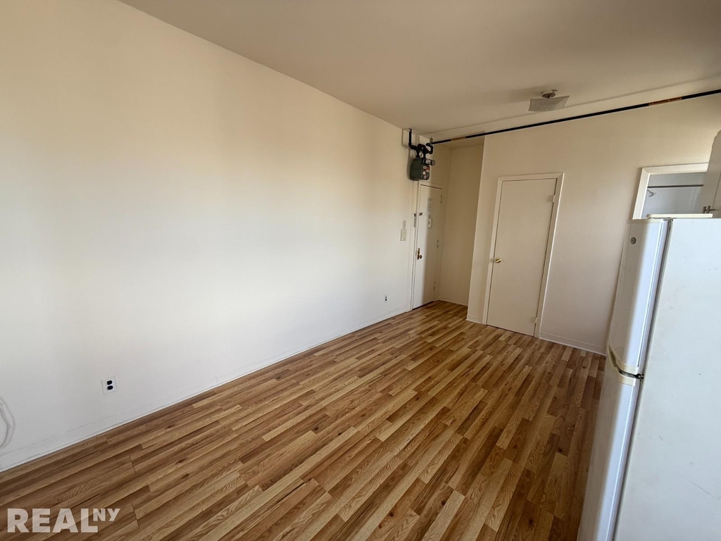 E 14th St - Photo 1