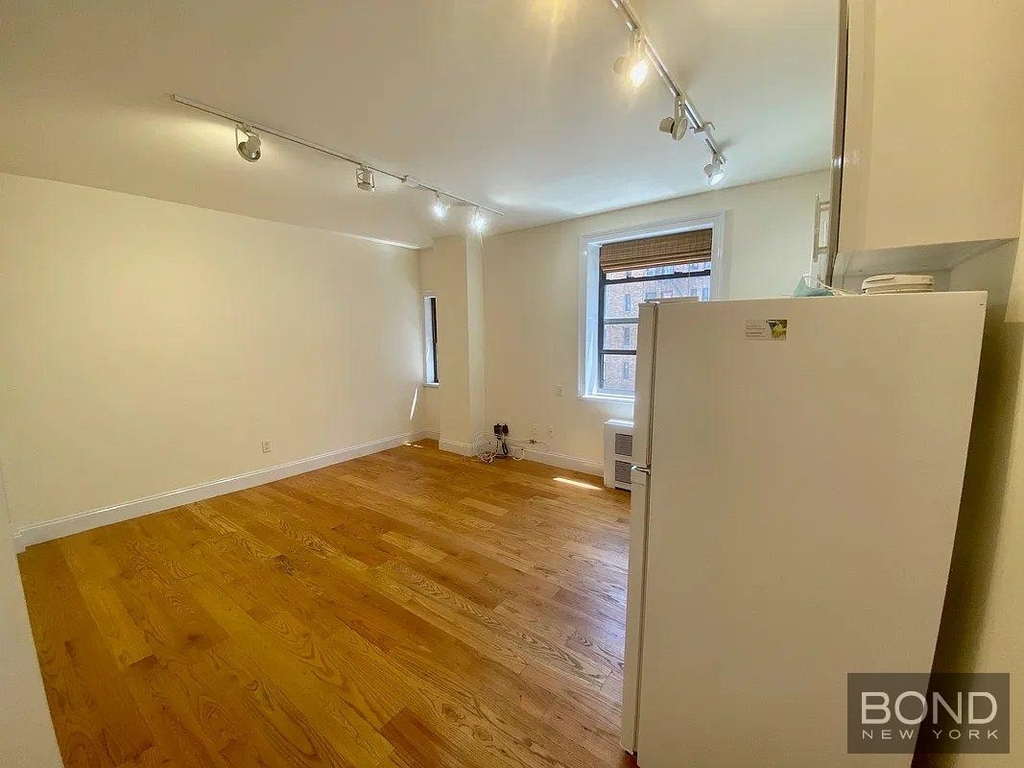 East 50th Street - Photo 7