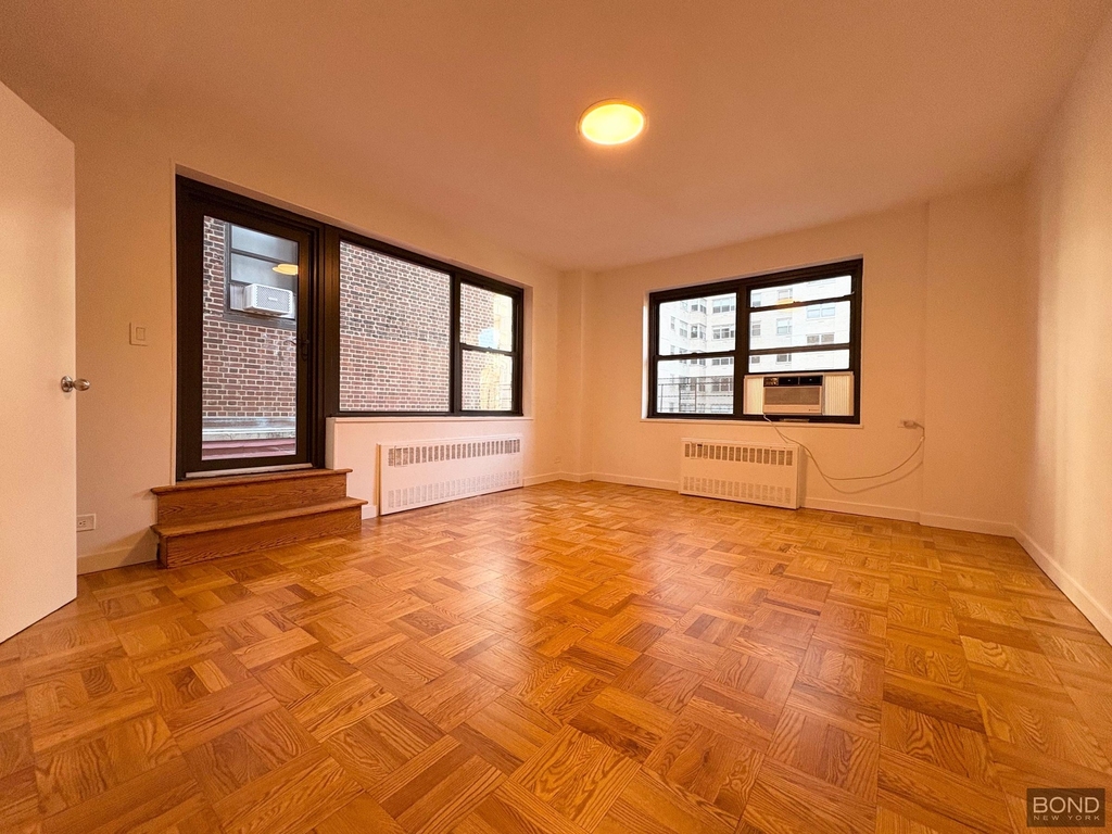 East 55th Street - Photo 2