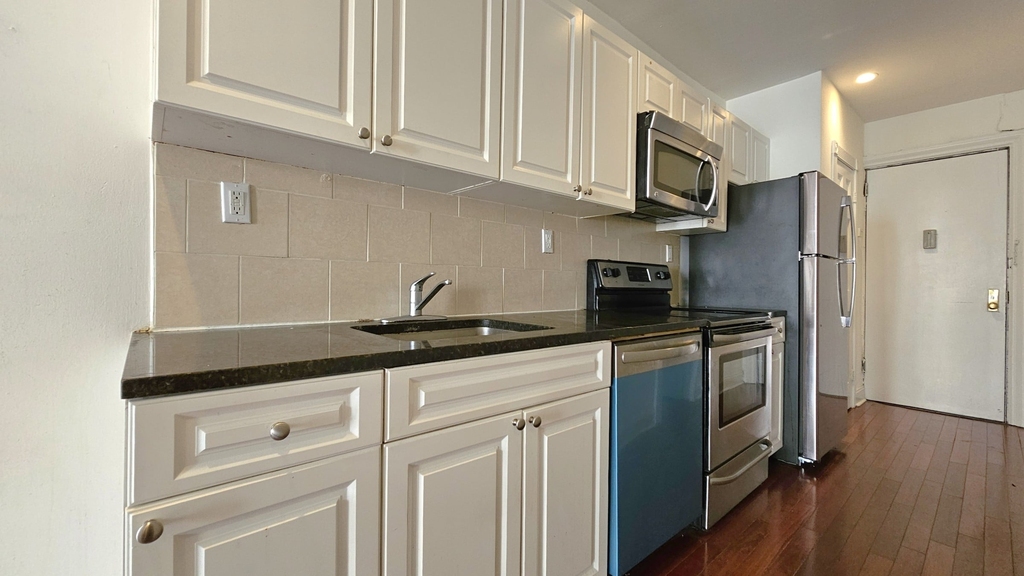 20 Magaw Place - Photo 3