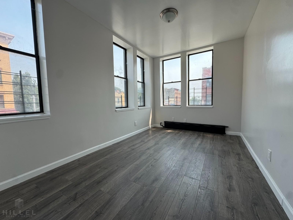 Rockaway Avenue - Photo 4