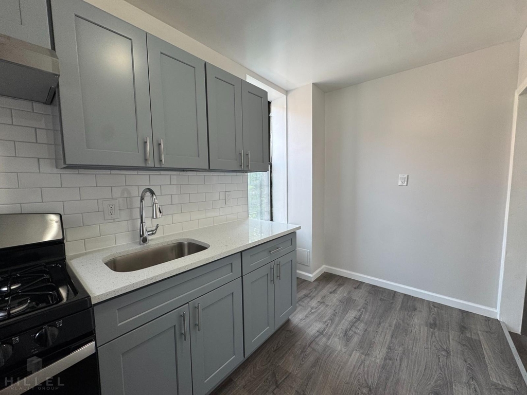 Rockaway Avenue - Photo 2