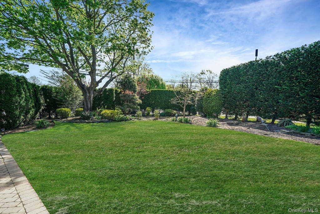 1072 Hicksville Road - Photo 21