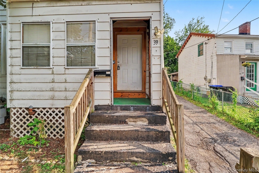 39 Spruce St - Photo 0