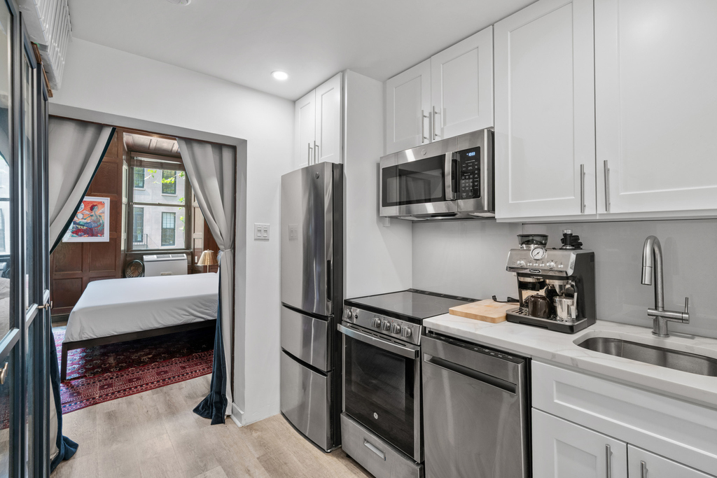 151 E 62nd Street - Photo 4
